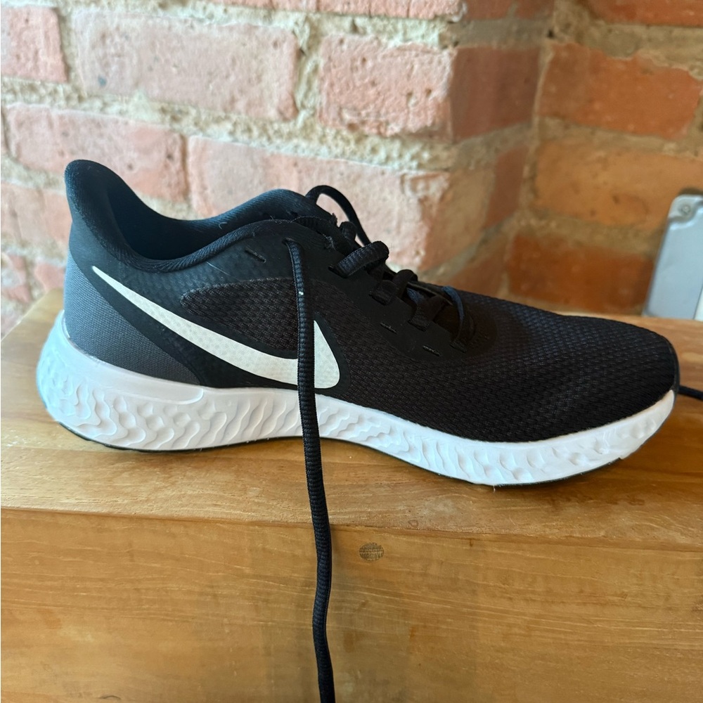 Nike Revolution Black & White Sneaker Sz 6